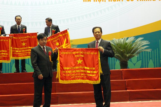 thành phố Lạng Sơn đón nhận cờ thi đua tại Hội nghị toàn quốc tổng kết 05 năm xây dựng nông thôn mới 2011-2015